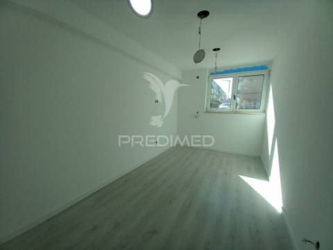 Apartamento t4 remodelado no forte da casa