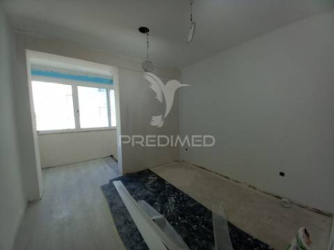 Apartamento t4 remodelado no forte da casa