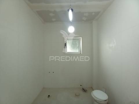 Apartamento t4 remodelado no forte da casa