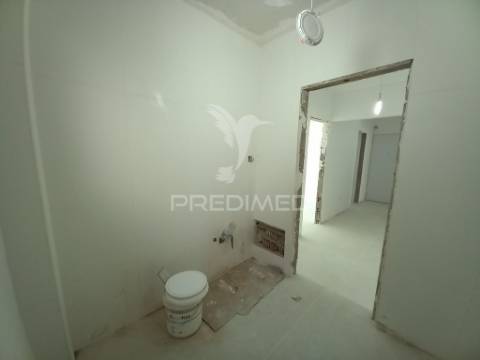 Apartamento t4 remodelado no forte da casa