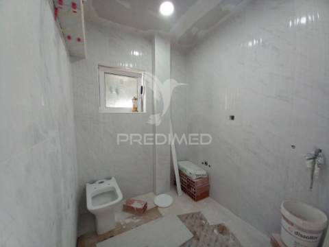 Apartamento t4 remodelado no forte da casa