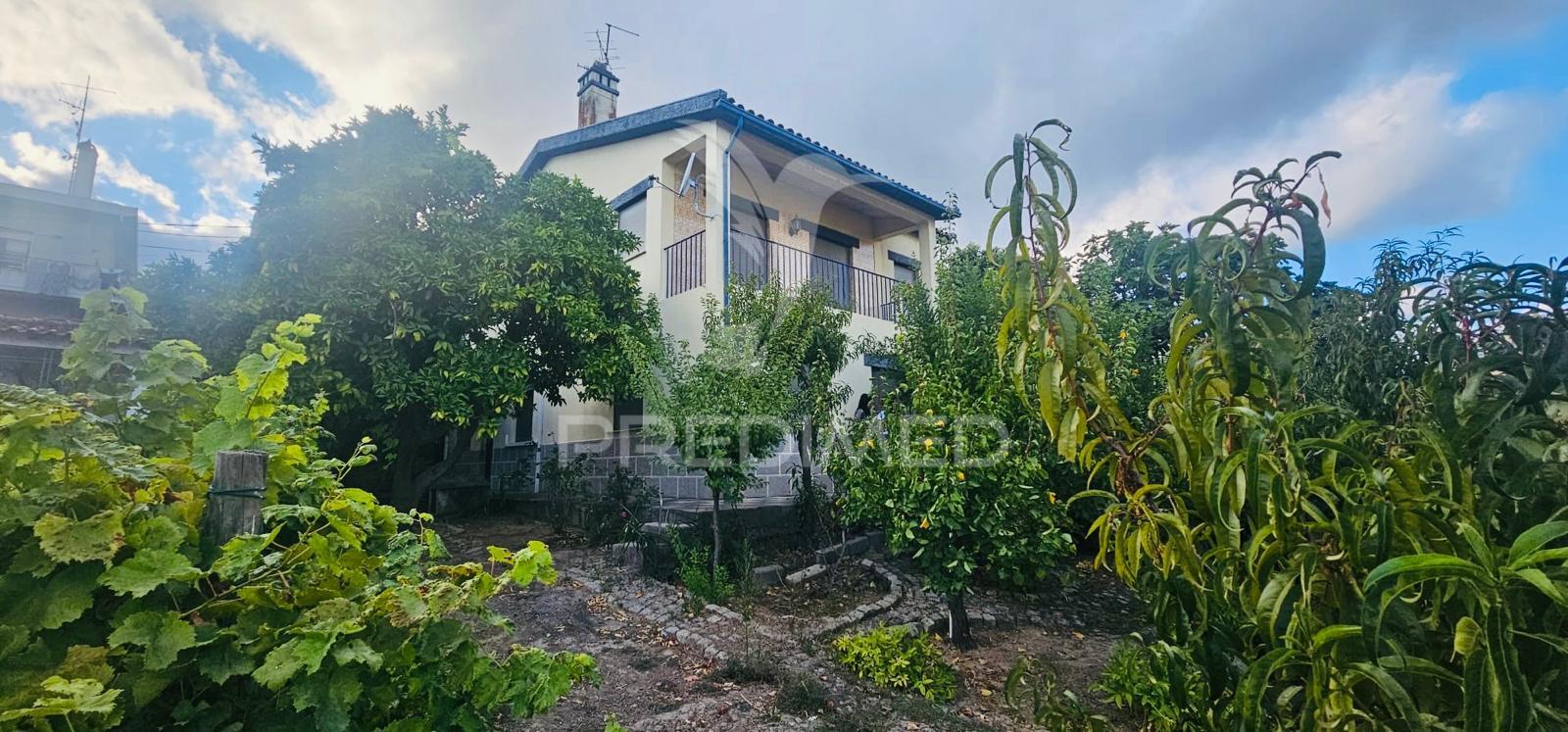 Moradia t4  independente, junto ao centro escolar das alagoas, no peso da régua