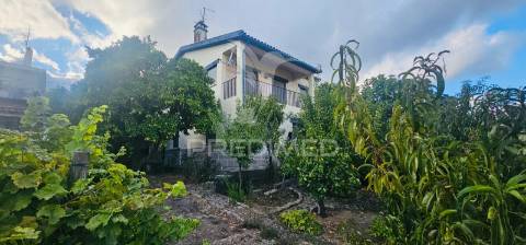 Moradia t4  independente, junto ao centro escolar das alagoas, no peso da régua