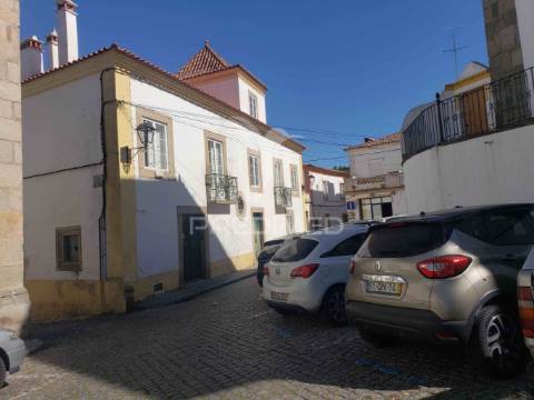 Moradia histórica com logradouro no centro de portalegre