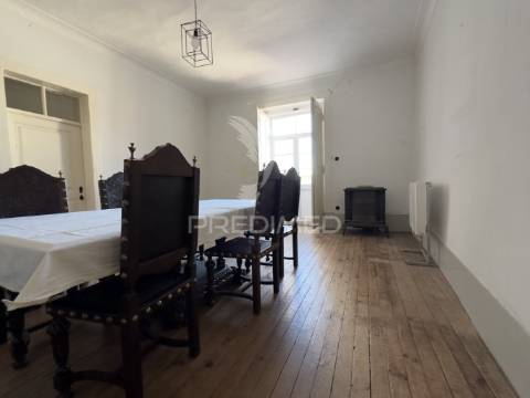 Moradia histórica com logradouro no centro de portalegre