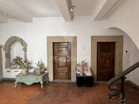 Moradia histórica com logradouro no centro de portalegre