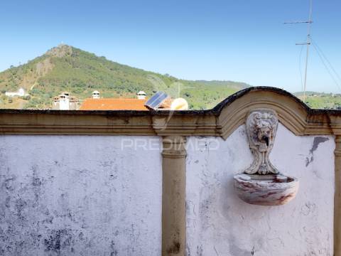 Moradia histórica com logradouro no centro de portalegre