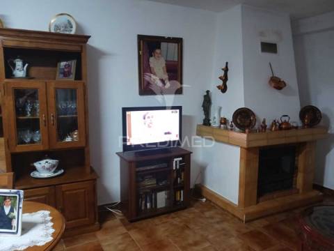 Terreno com moradia t2,com alpendre, lavradio.