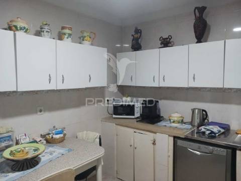 Terreno com moradia t2,com alpendre, lavradio.