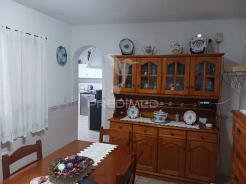 Terreno com moradia t2,com alpendre, lavradio.