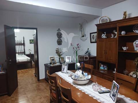 Terreno com moradia t2,com alpendre, lavradio.