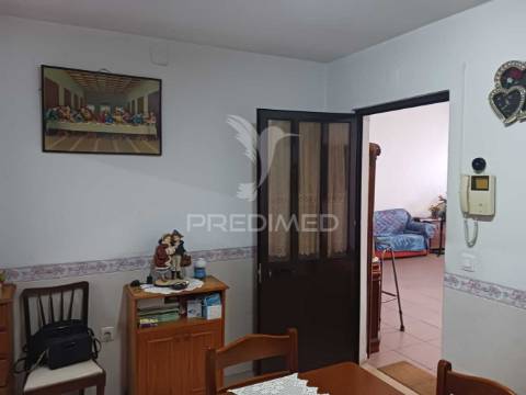 Terreno com moradia t2,com alpendre, lavradio.