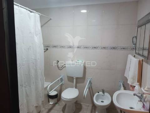 Terreno com moradia t2,com alpendre, lavradio.