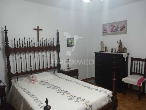 Terreno com moradia t2,com alpendre, lavradio.