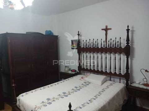 Terreno com moradia t2,com alpendre, lavradio.