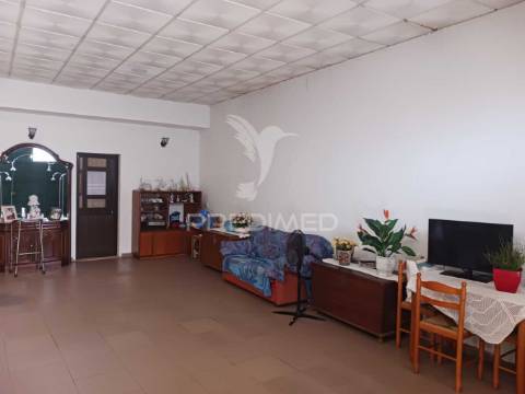 Terreno com moradia t2,com alpendre, lavradio.