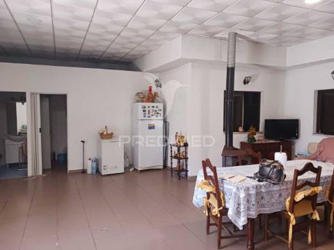 Terreno com moradia t2,com alpendre, lavradio.