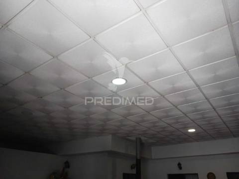 Terreno com moradia t2,com alpendre, lavradio.