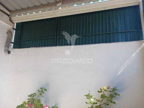 Terreno com moradia t2,com alpendre, lavradio.