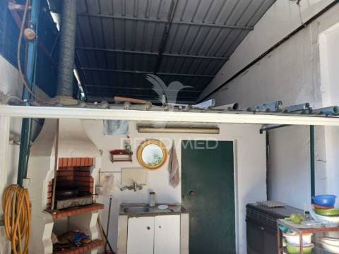 Terreno com moradia t2,com alpendre, lavradio.