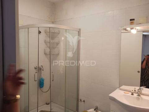 Terreno com moradia t2,com alpendre, lavradio.