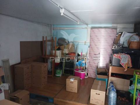 Terreno com moradia t2,com alpendre, lavradio.