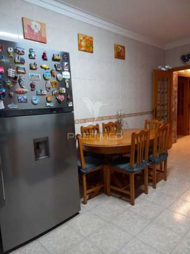 Apartamento t3 com parqueamento  e logradouro, baixa da banheira.