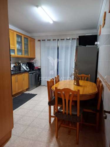 Apartamento t3 com parqueamento  e logradouro, baixa da banheira.