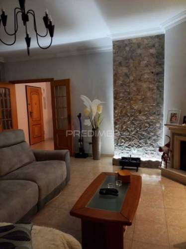 Apartamento t3 com parqueamento  e logradouro, baixa da banheira.