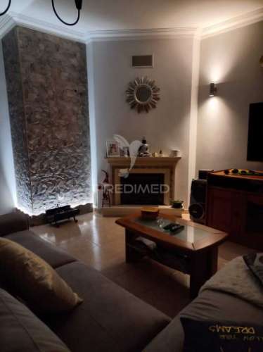 Apartamento t3 com parqueamento  e logradouro, baixa da banheira.