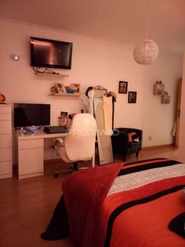 Apartamento t3 com parqueamento  e logradouro, baixa da banheira.