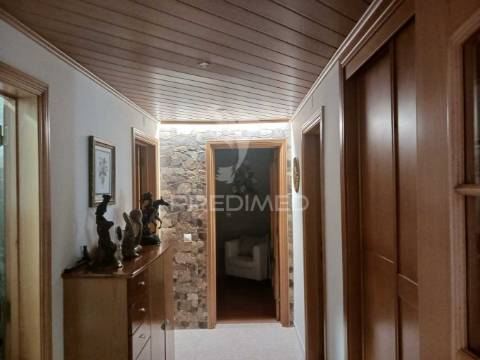 Apartamento t3 com parqueamento  e logradouro, baixa da banheira.