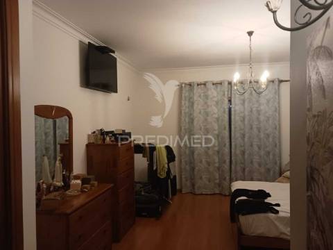 Apartamento t3 com parqueamento  e logradouro, baixa da banheira.