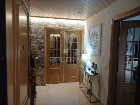 Apartamento t3 com parqueamento  e logradouro, baixa da banheira.