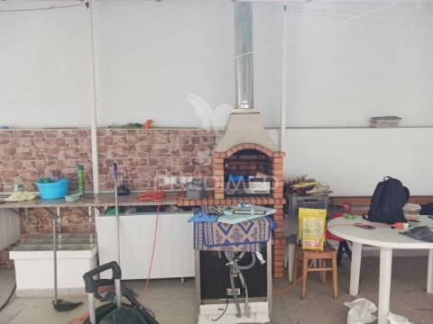 Apartamento t3 com parqueamento  e logradouro, baixa da banheira.