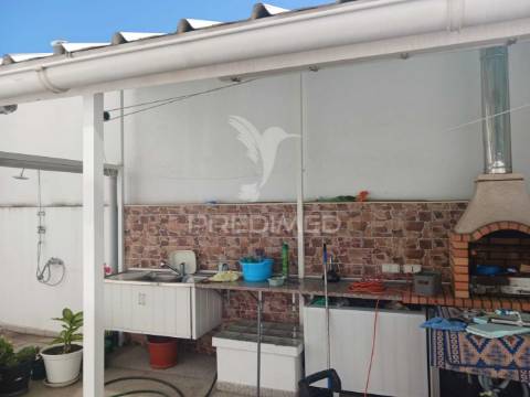 Apartamento t3 com parqueamento  e logradouro, baixa da banheira.