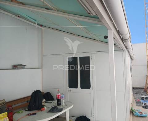 Apartamento t3 com parqueamento  e logradouro, baixa da banheira.