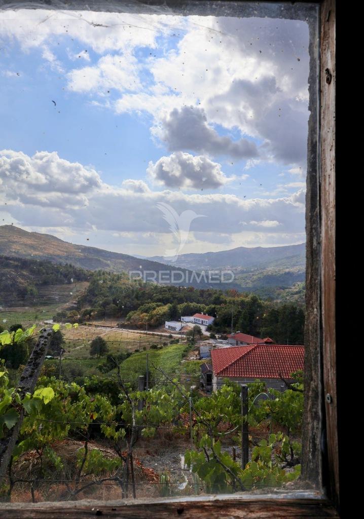Moradia com terreno e vistas deslumbrantes – loivos do monte – baião