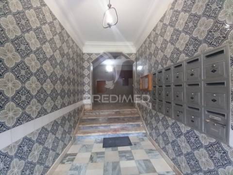 Apartamento t2 remodelado | feijó / laranjeiro