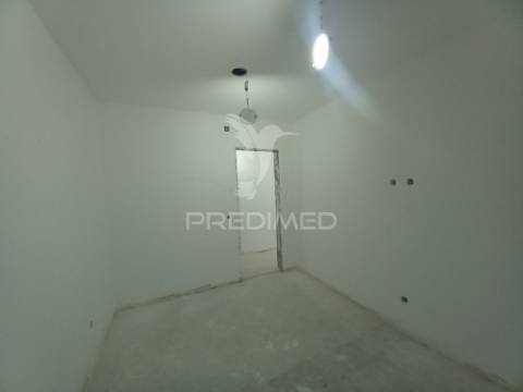 Apartamento t2 remodelado | feijó / laranjeiro