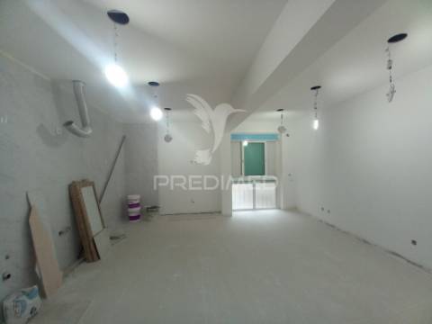 Apartamento t2 remodelado | feijó / laranjeiro