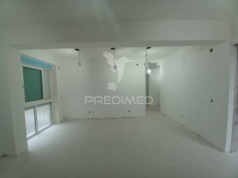 Apartamento t2 remodelado | feijó / laranjeiro