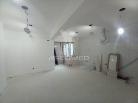 Apartamento t2 remodelado | feijó / laranjeiro