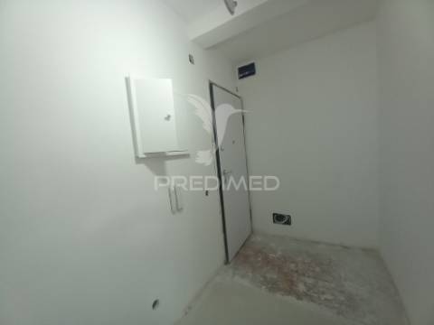 Apartamento t2 remodelado | feijó / laranjeiro