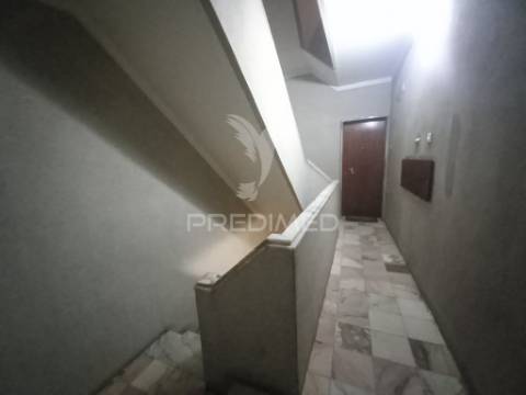 Apartamento t2 remodelado | feijó / laranjeiro