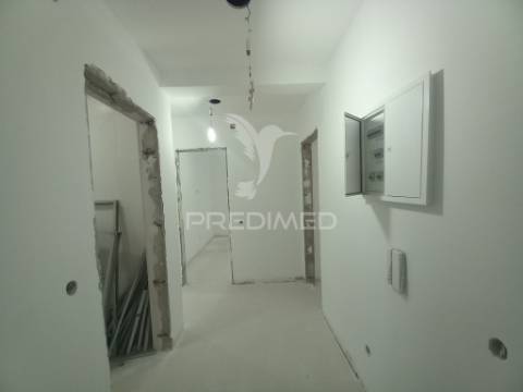 Apartamento t2 remodelado | feijó / laranjeiro