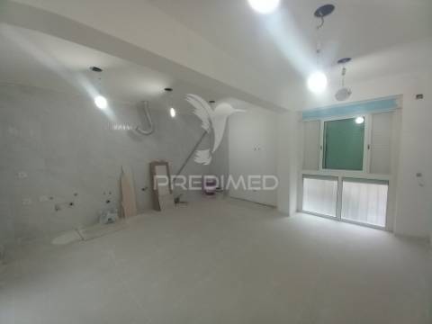 Apartamento t2 remodelado | feijó / laranjeiro