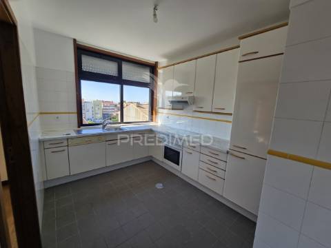 Apartamento t2 com garagem ao márquez