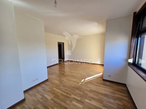 Apartamento t2 com garagem ao márquez