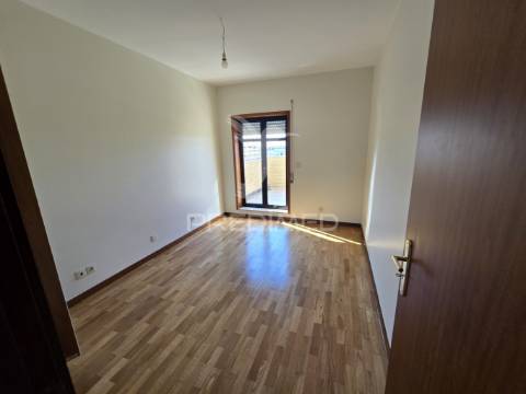 Apartamento t2 com garagem ao márquez